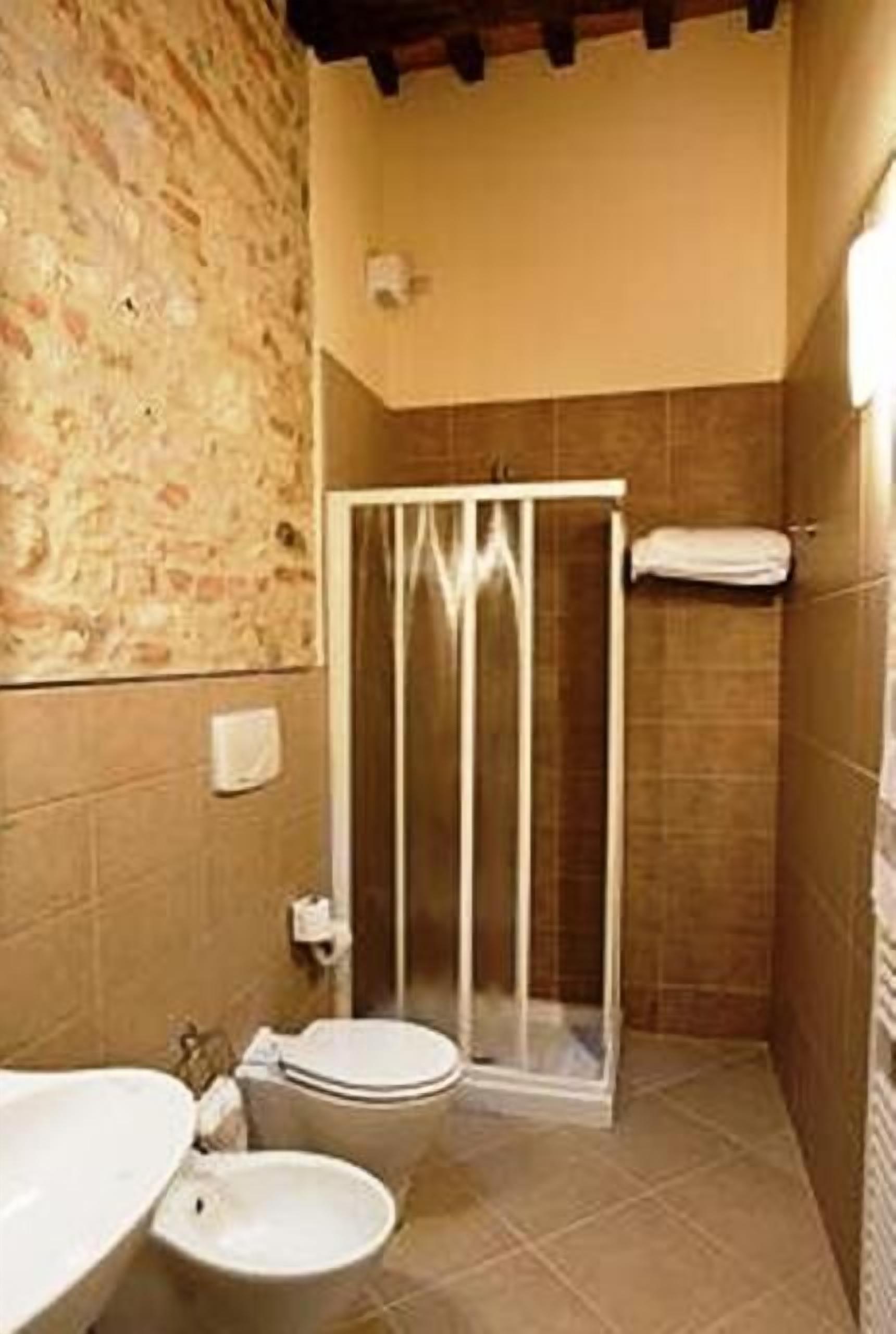 Un baño con ducha, inodoro y lavabo.
