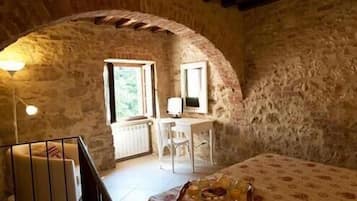 Escritorio, wifi gratis y ropa de cama