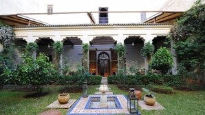 A courtyard with a central fountain, surrounded by potted plants and traditional furniture. - Riad au 20 Jasmins (Fes)