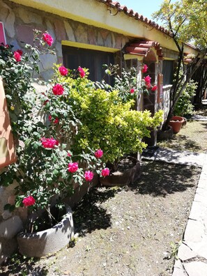 A stone building with a yellow facade and a tiled roof. - Hotel Villaggio Tabù (Centola)