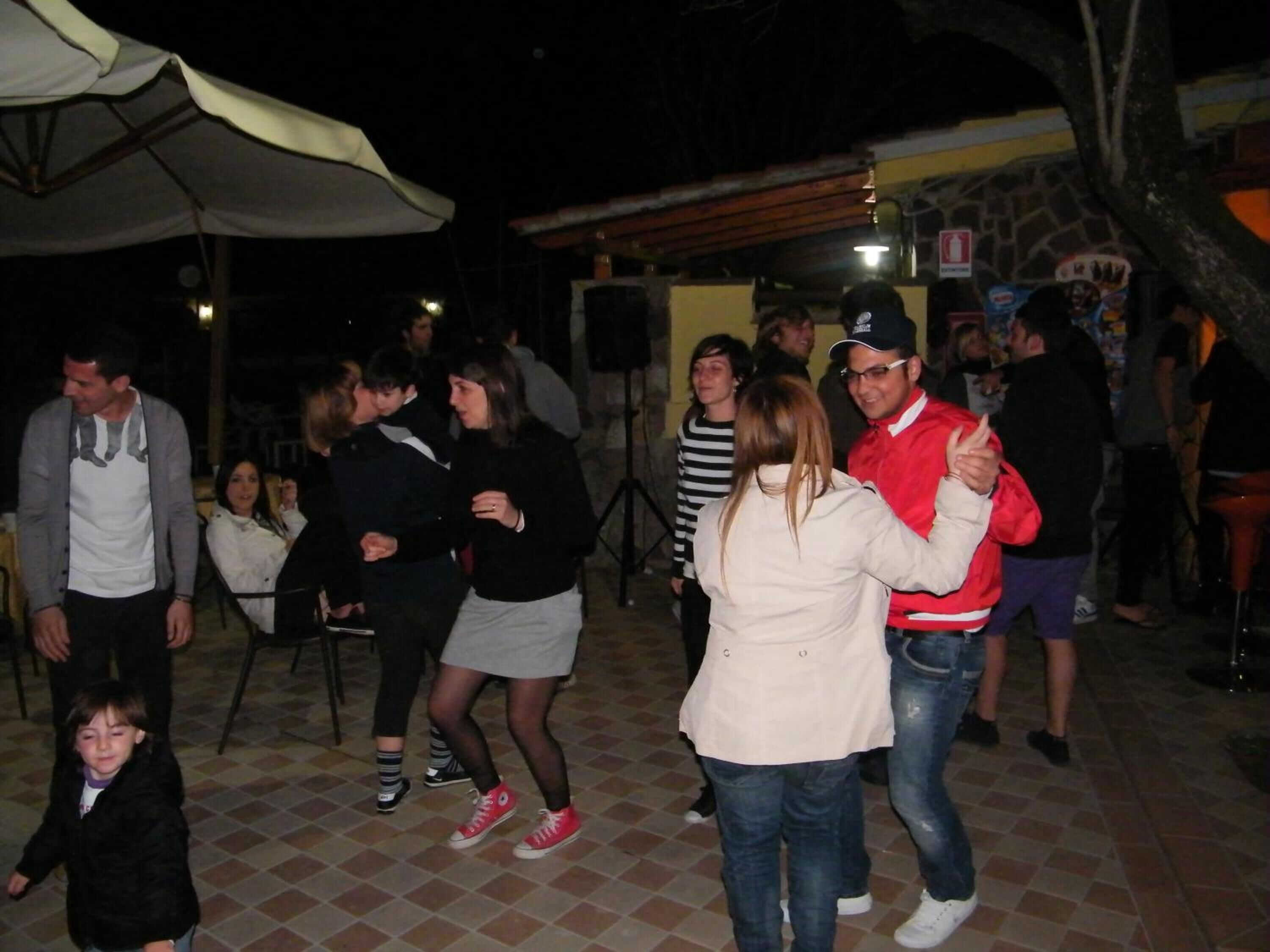 Un espacio al aire libre concurrido, con gente de pie y caminando.