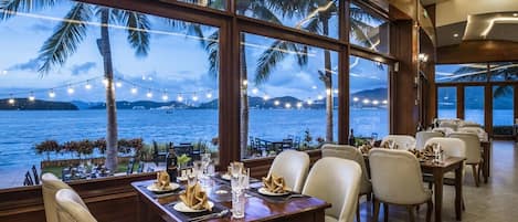 3 restaurants, serveren ontbijt