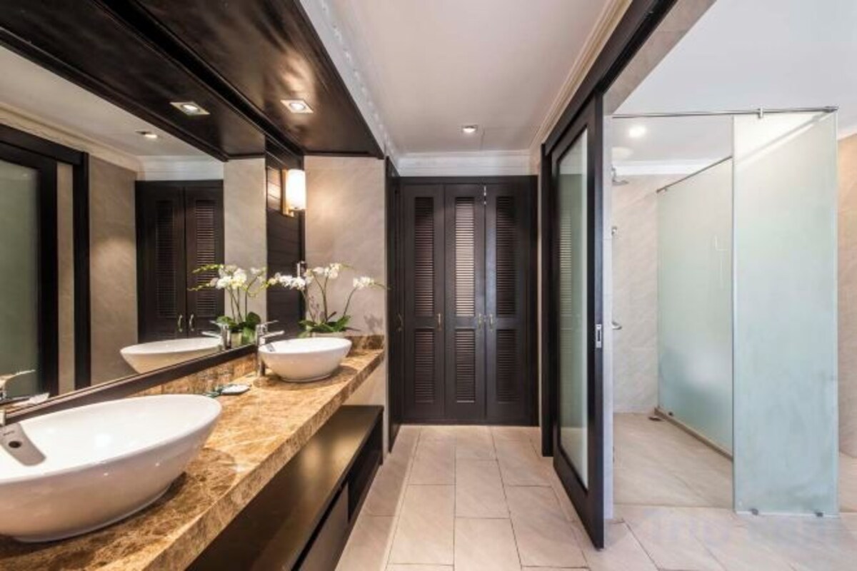 Bathroom | Separate tub and shower, free toiletries, hair dryer, bathrobes