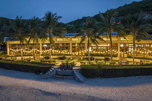 3 restaurants, breakfast served