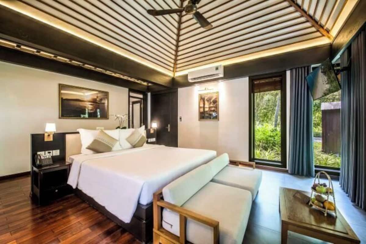 Premium bedding, minibar, in-room safe, desk