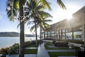 3 restaurants, breakfast served - Hon Tam Resort (Nha Trang)