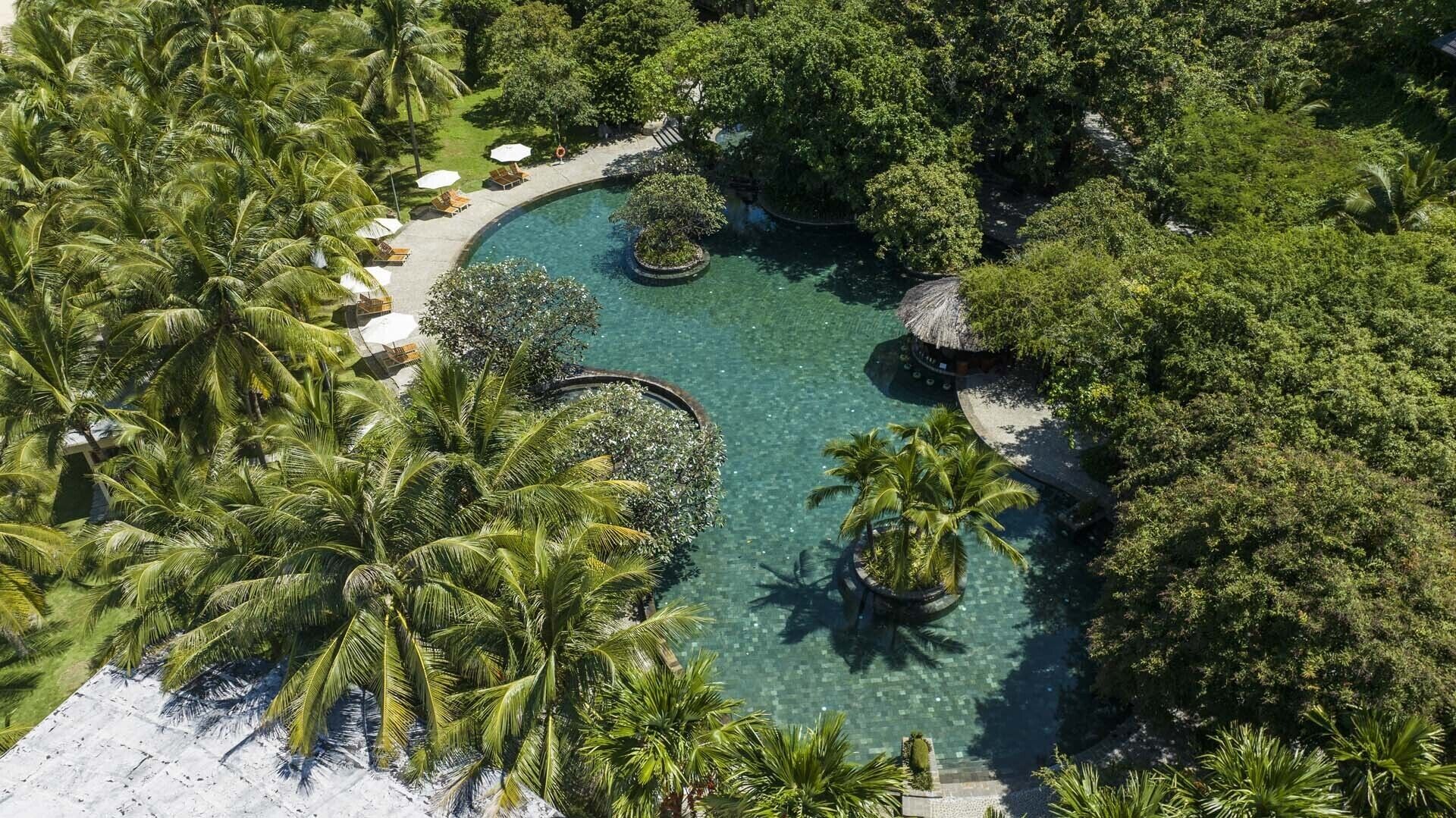 2 outdoor pools, open 8:00 am to 4:00 pm, pool loungers