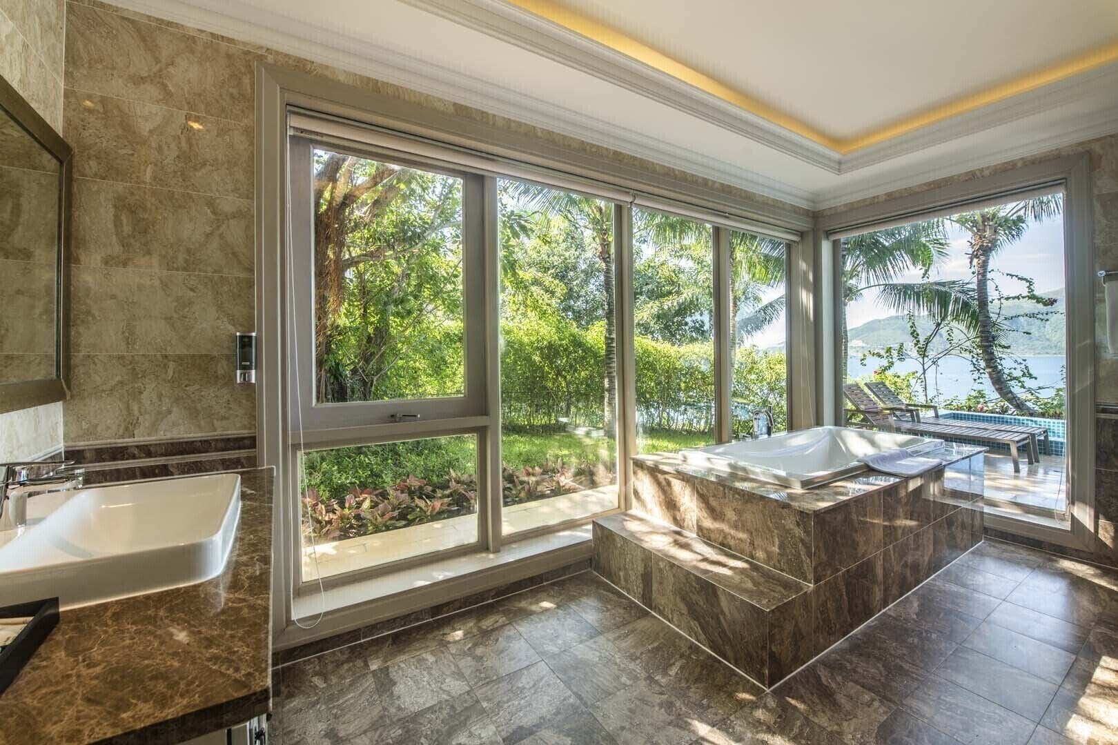 executive suite seaview | bathroom | separate bathtub and shower, free toiletries, hair dryer, bathrobes