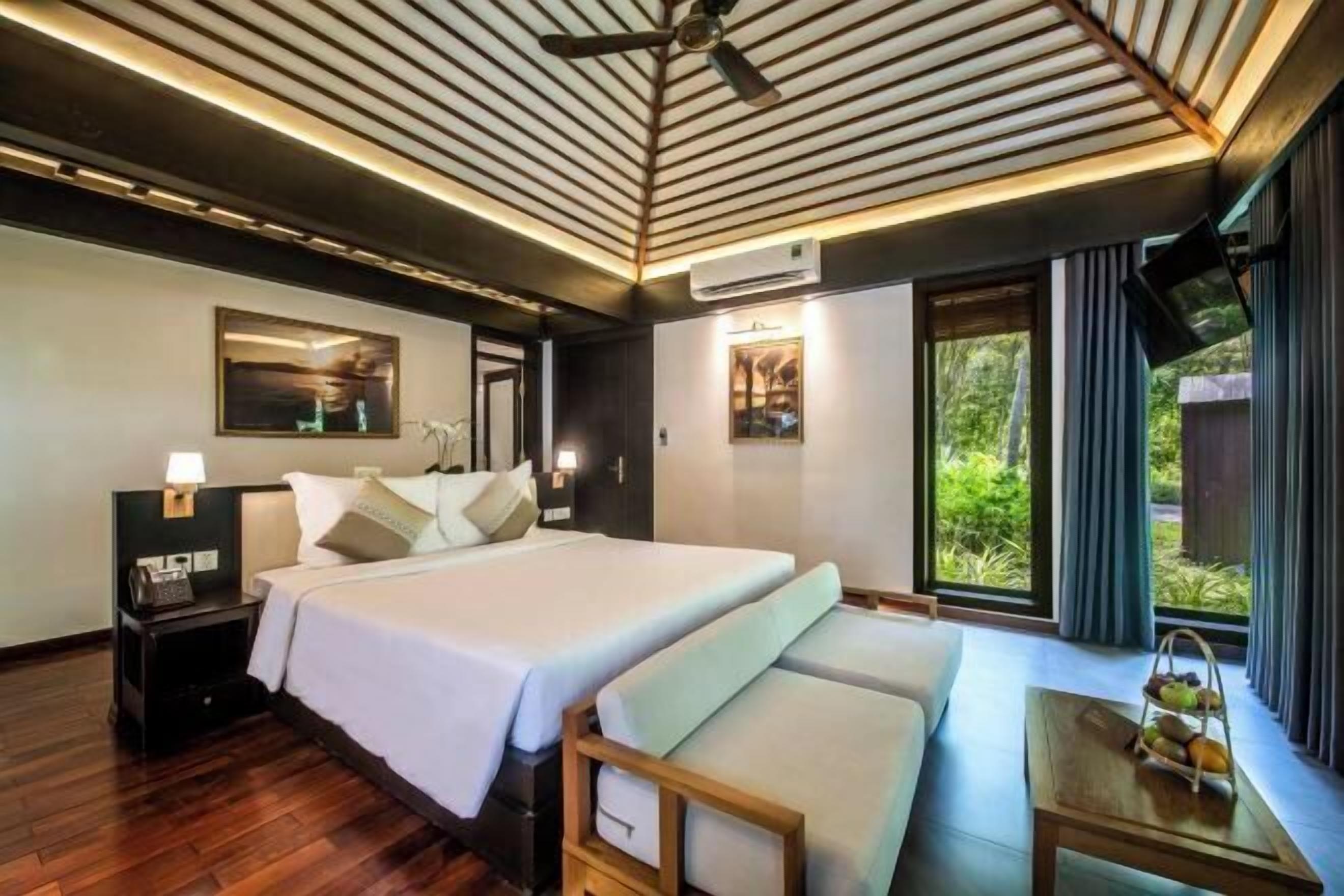 Premium bedding, minibar, in-room safe, desk