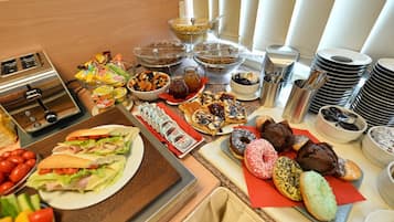 朝食 (ビュッフェ)、毎日提供 (無料)