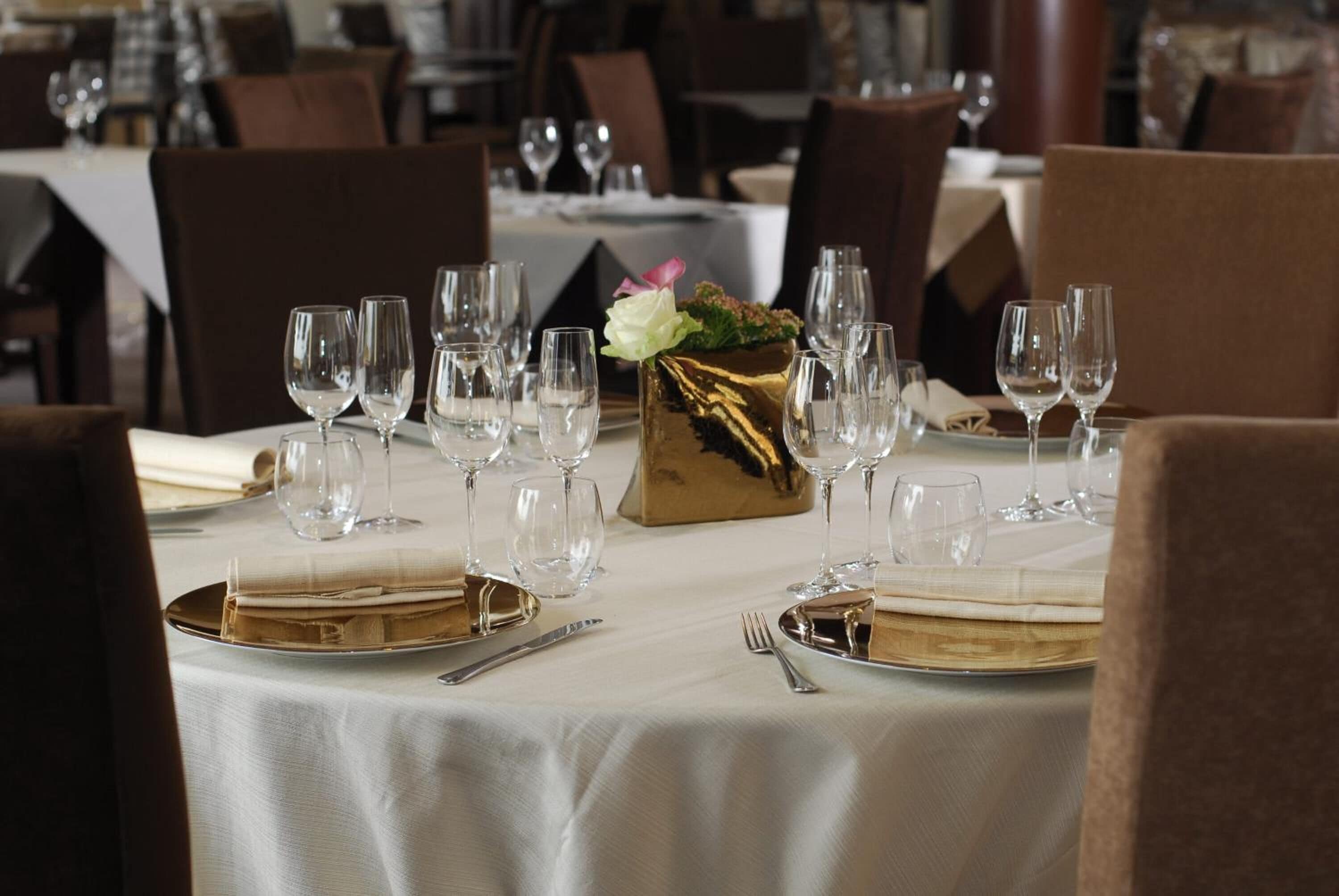 2 restaurants, breakfast served