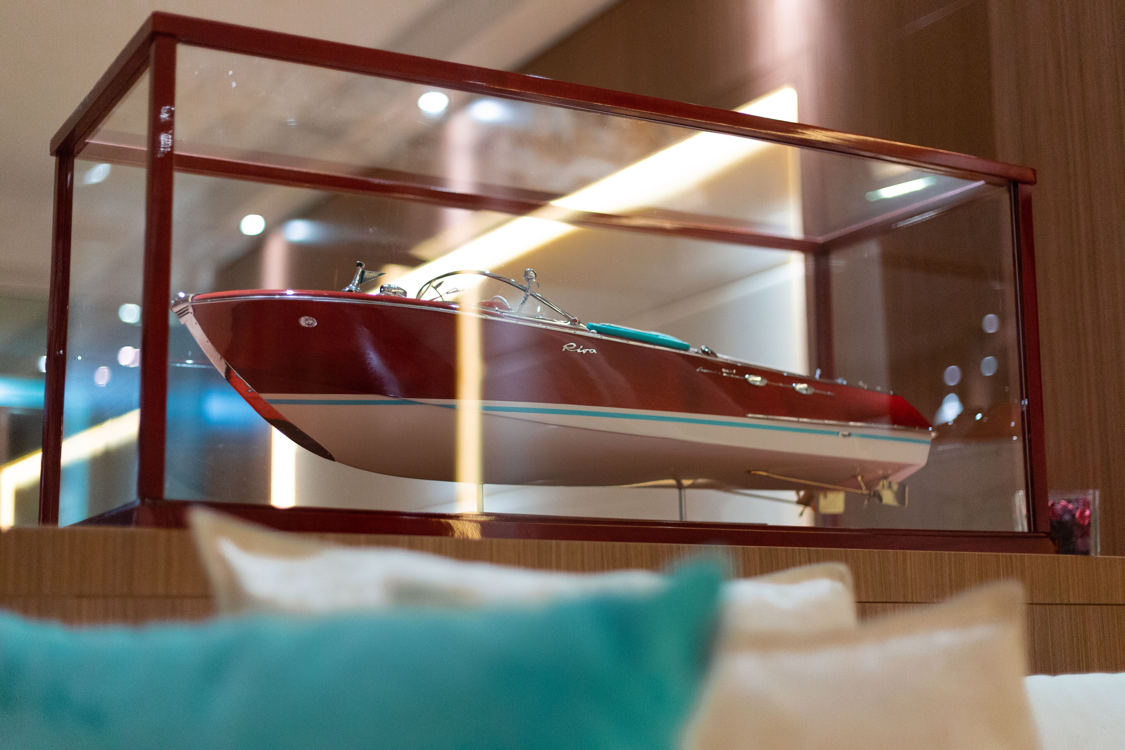 Un modelo de barco en una vitrina de cristal.