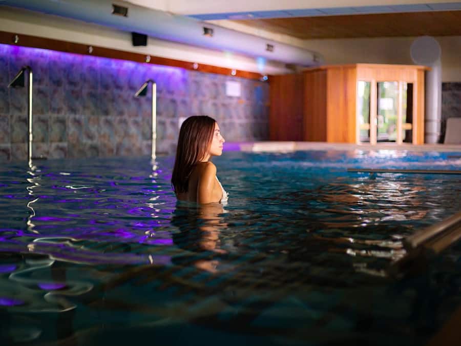 Una piscina techada, una piscina al aire libre de temporada
