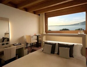 Romantisk dobbeltrom | Senger med Select Comfort-madrass, minibar, safe på rommet og skrivebord