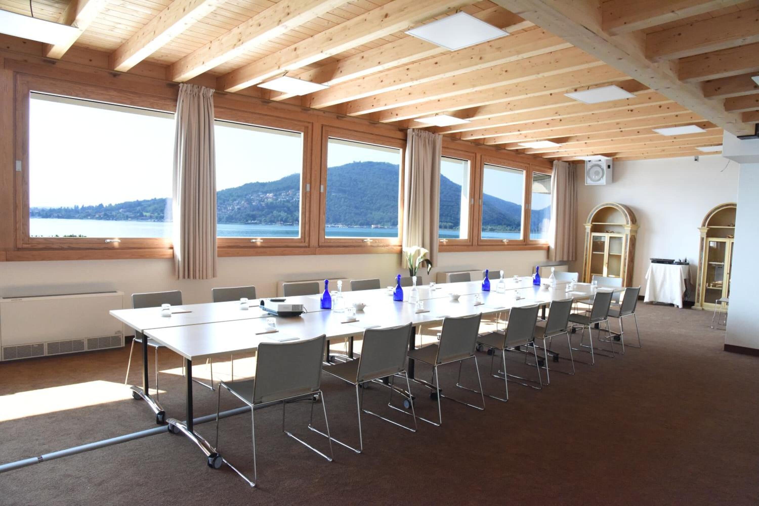 2 restaurants, breakfast served