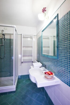 Double Room | Bathroom | Shower, rainfall showerhead, free toiletries, hair dryer - Affittacamere Guest House Glatimia (Rome)