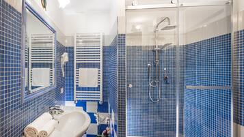 Camera doppia | Bagno | Doccia, soffione a pioggia, set di cortesia gratuito, asciugacapelli