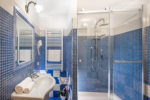 Double Room | Bathroom | Shower, rainfall showerhead, free toiletries, hair dryer - Affittacamere Guest House Glatimia (Rome)