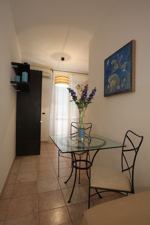 Studio, plusieurs lits, coin cuisine | Draps italiens Frette, minibar, coffres-forts dans les chambres, bureau