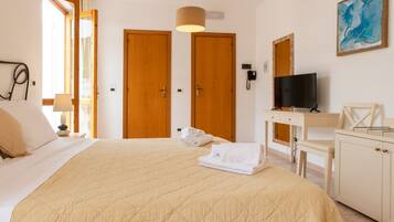 Habitación cuádruple | Sábanas italianas Frette, minibar y caja de seguridad en la habitación