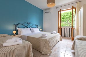 Quadruple Room | Frette Italian sheets, minibar, in-room safe, desk - Hotel Amarea (Lipari)