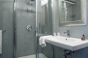 Double Room, Partial Sea View | Bathroom | Shower, free toiletries, hair dryer, bidet - Hotel Amarea (Lipari)