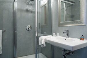 Ducha, artículos de tocador gratuitos, secador de pelo, bidet