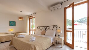 Een hotelkamer met twee bedden, een groot raam en uitzicht op buiten.