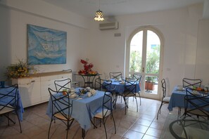 Petit déjeuner complet (10 EUR par personne)