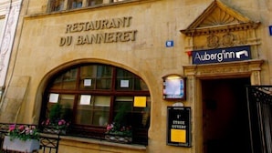 A building with a sign reading "RESTAURANT DU BANNERET" and a smaller sign for "Auberg'inn".