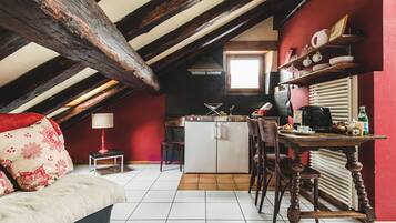 Habitación cuádruple | Decoración personalizada, muebles diferentes y insonorización
