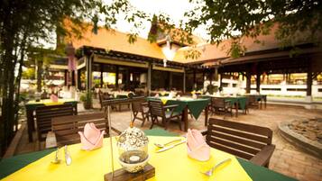 Här finns 2 restauranger som serverar frukost.