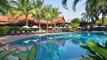 Utomhuspool och solstolar