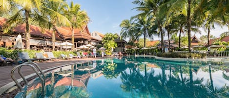 Outdoor pool, sun loungers