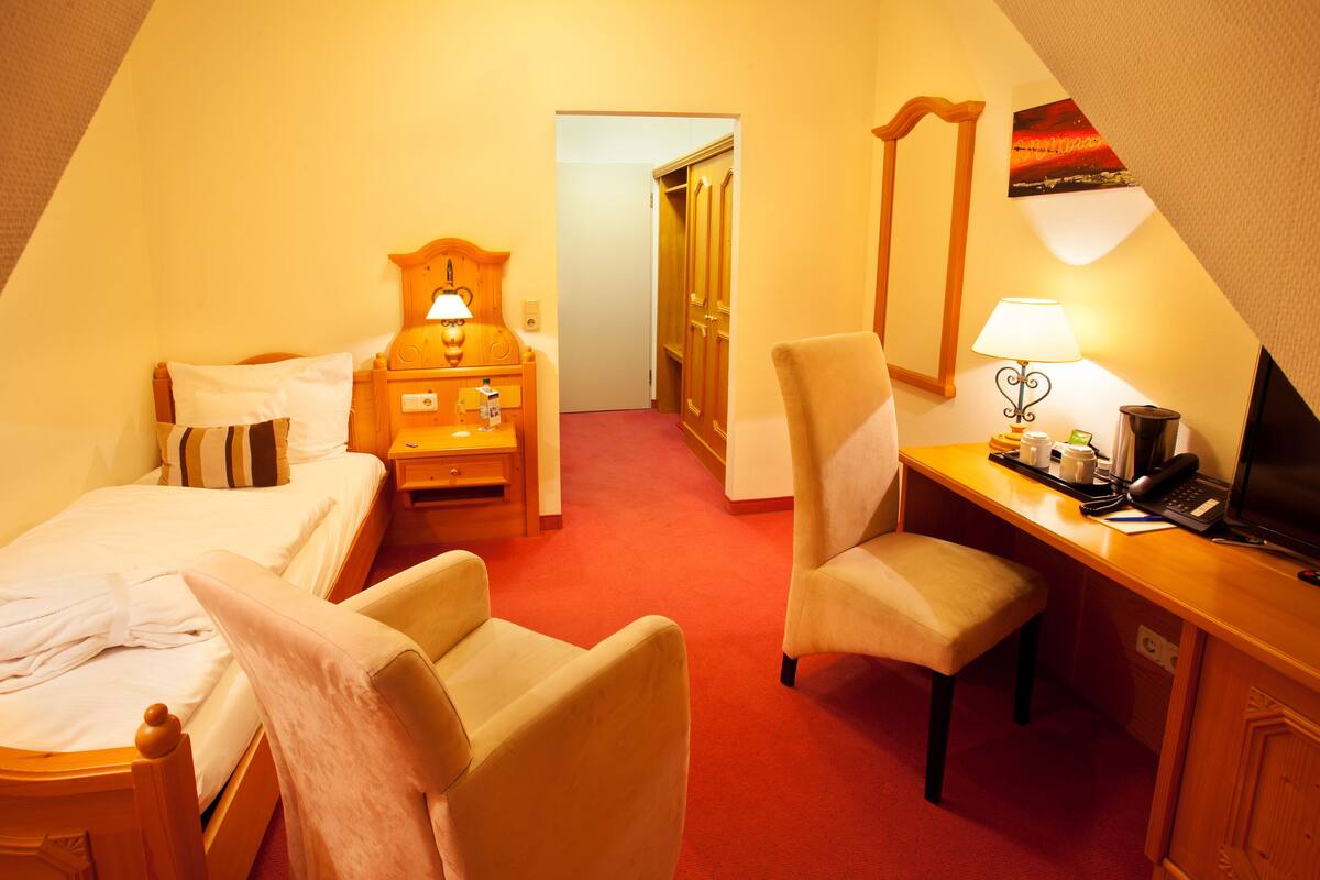 Comfort Single Room | In-room safe, iron/ironing board, cribs (free), WiFi (free)
