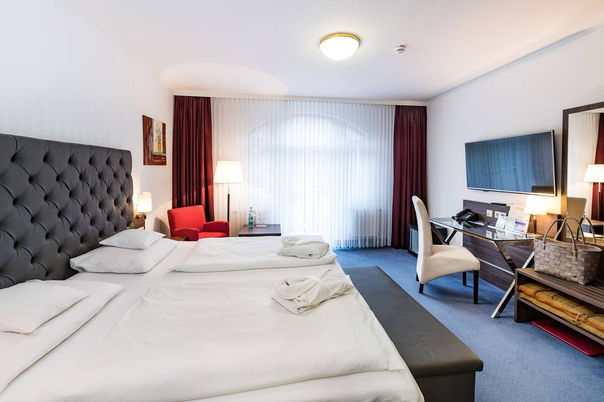 Comfort Double Room | In-room safe, iron/ironing board, cribs (free), WiFi (free)