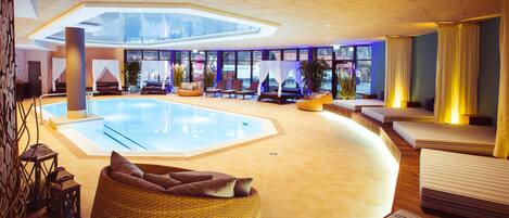 من حمّامات السباحة المغطاة، حمّام سباحة خارجي