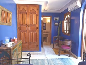 Junior Room | Egyptian cotton sheets, Select Comfort beds, individually decorated - Dar Taliwint (Marrakech)