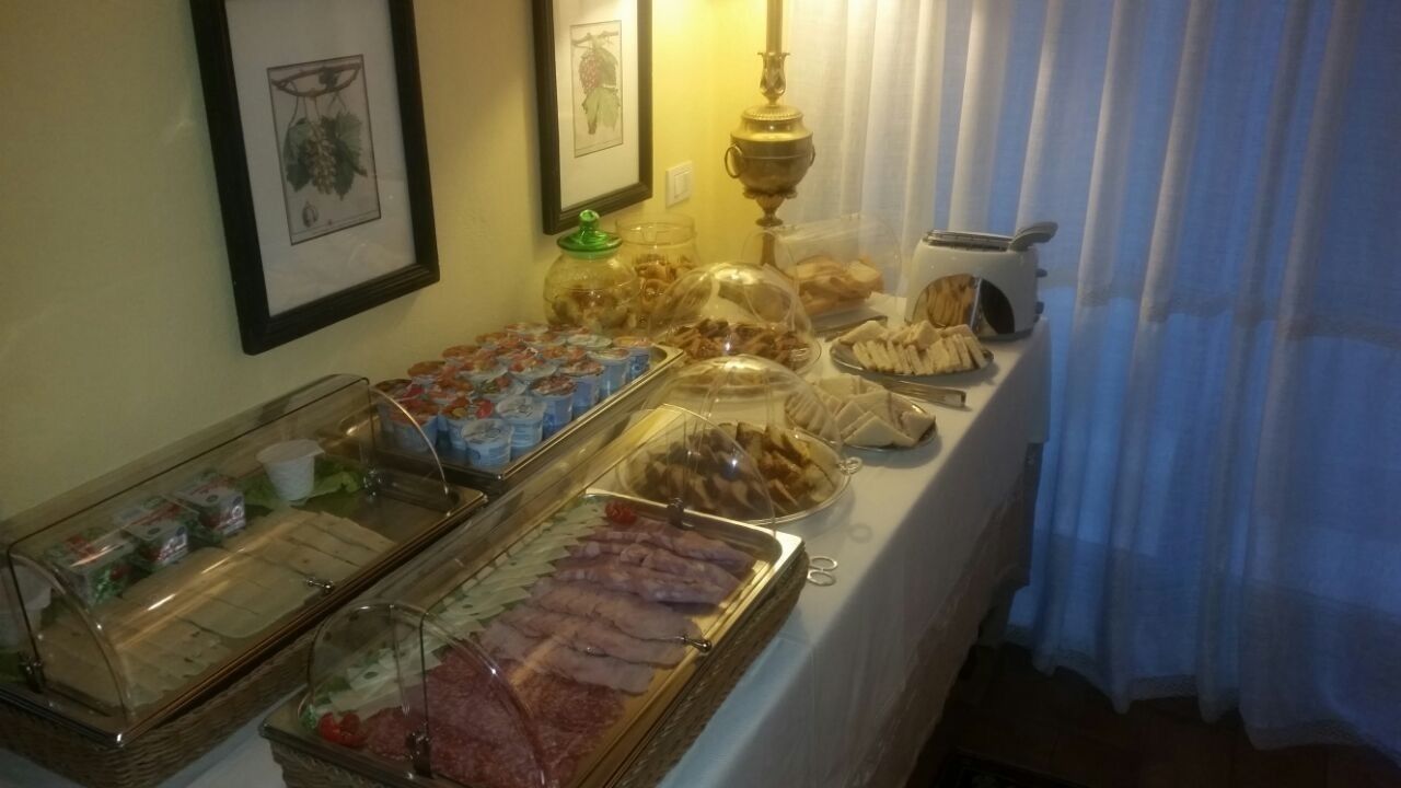 Un buffet proposant divers plats et une machine à café.
