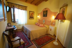 Superior Double or Twin Room | Down comforters, Tempur-Pedic beds, individually decorated - Albergo Torre Sangiovanni (Todi)