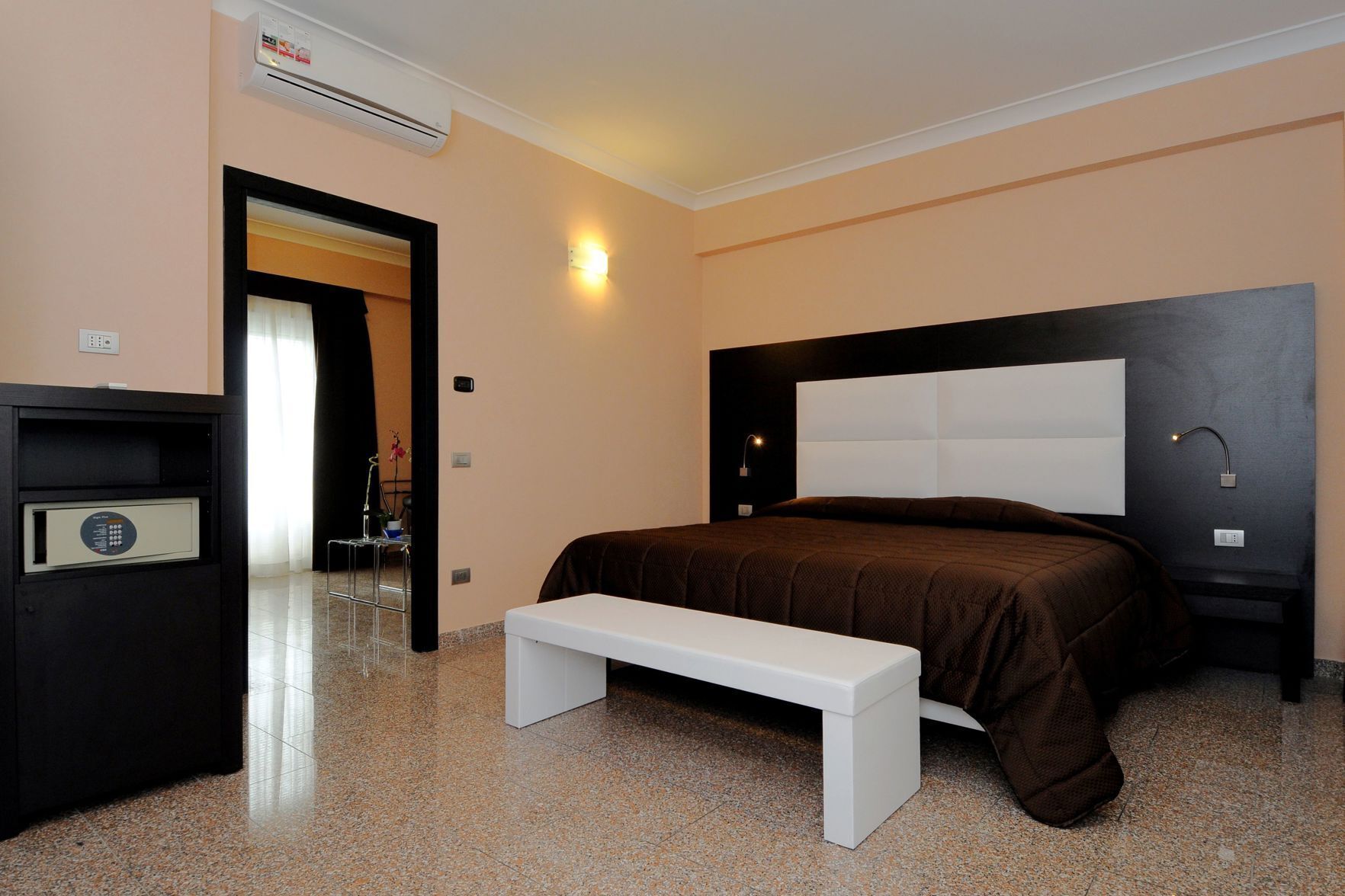 Lençóis italianos Frette, frigobar, cofres nos quartos, escrivaninha