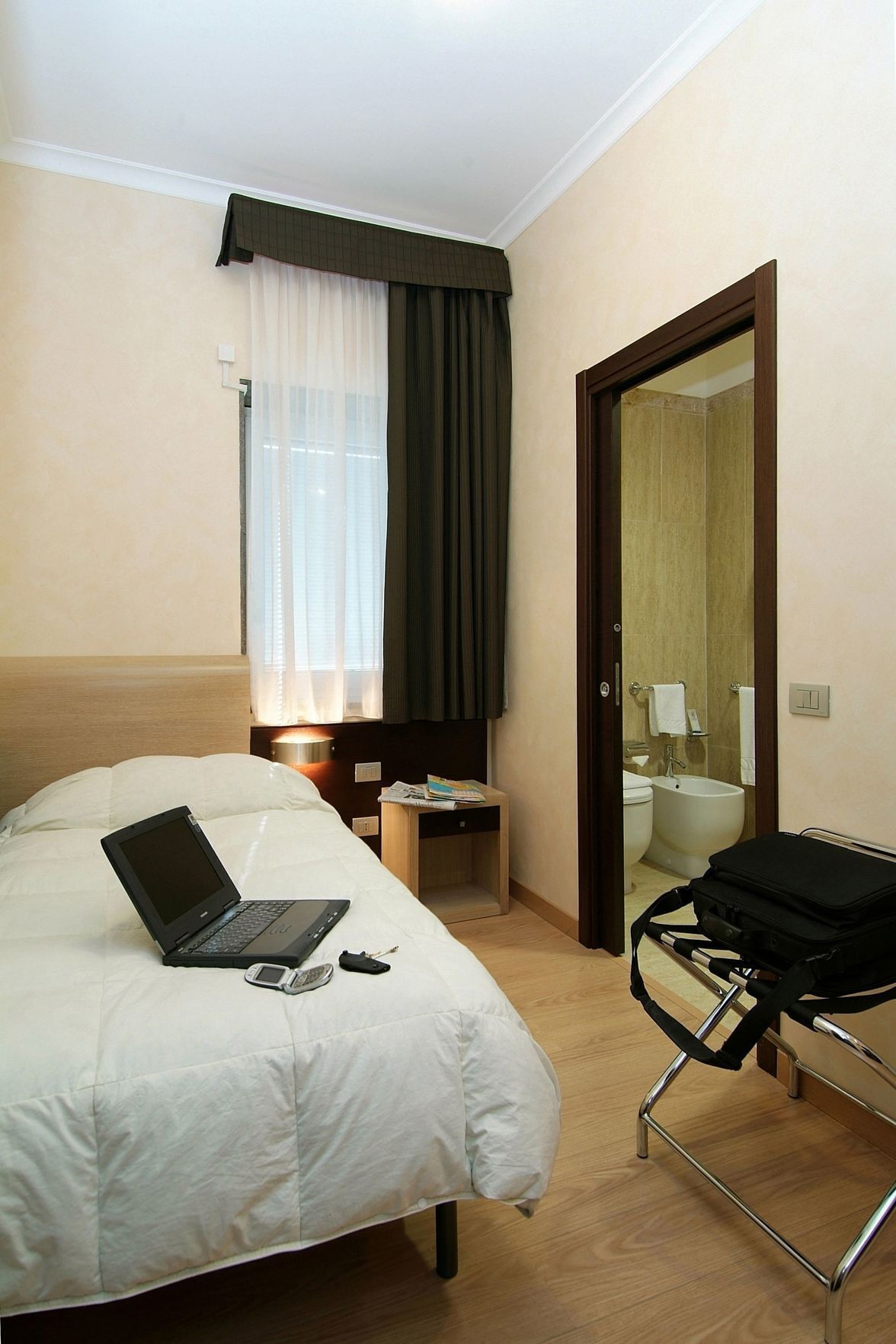 Italienske Frette-laken, minibar, safe på rommet og skrivebord