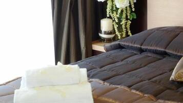 Italienske Frette-laken, minibar, safe på rommet og skrivebord