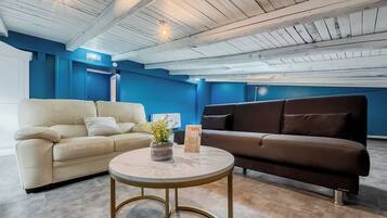 Quarto casal superior | Área de estar | TV de tela plana 22 polegadas com canais via satélite, TV