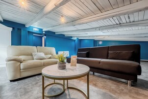 高级双人房 | 起居区 | 22-英寸纯平电视 （配备卫星频道）、电视