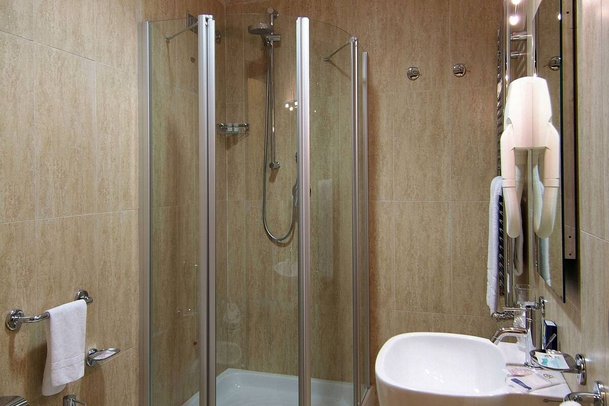 shower, rainfall showerhead, free toiletries, hair dryer