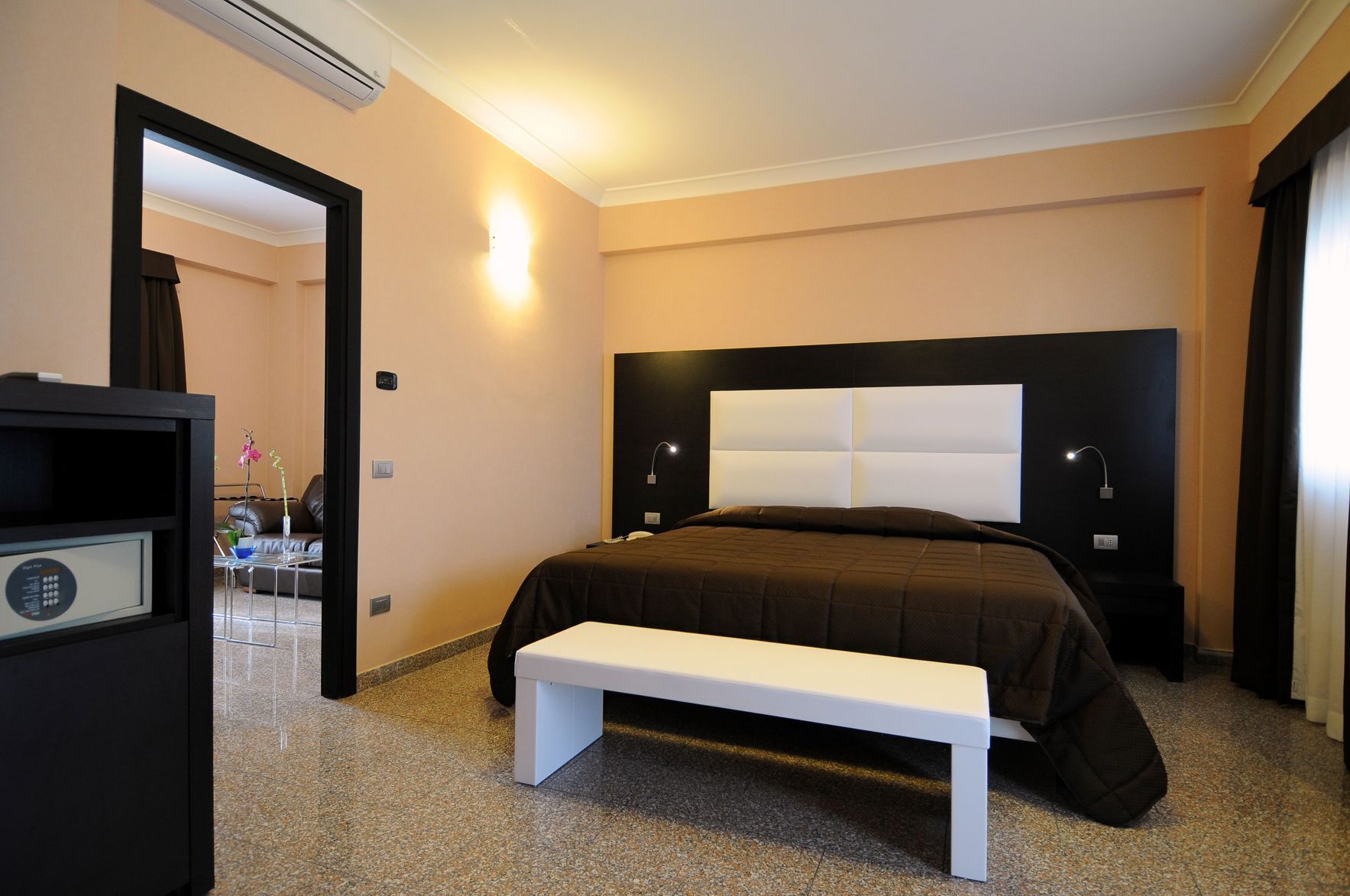 Italienske Frette-laken, minibar, safe på rommet og skrivebord