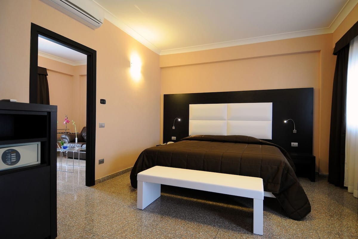 Frette Italian sheets, minibar, in-room safe, desk