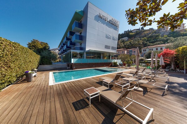 Outdoor pool - BIKE HOTEL CARAVEL (Nago-Torbole)