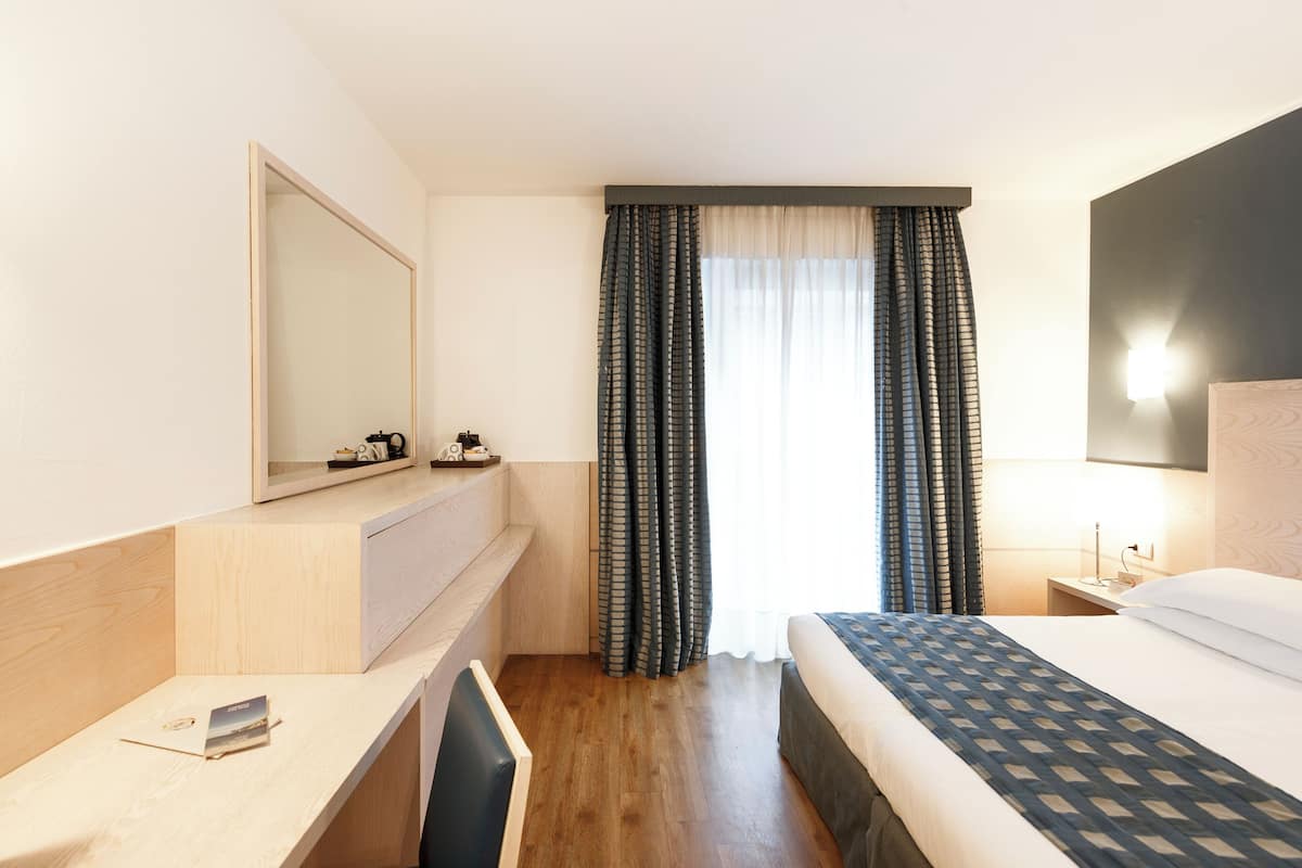 Minibar, in-room safe, blackout drapes, WiFi (free)